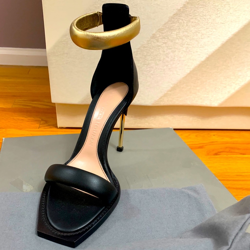 Alexander McQueen Sandals “chic beauty”
